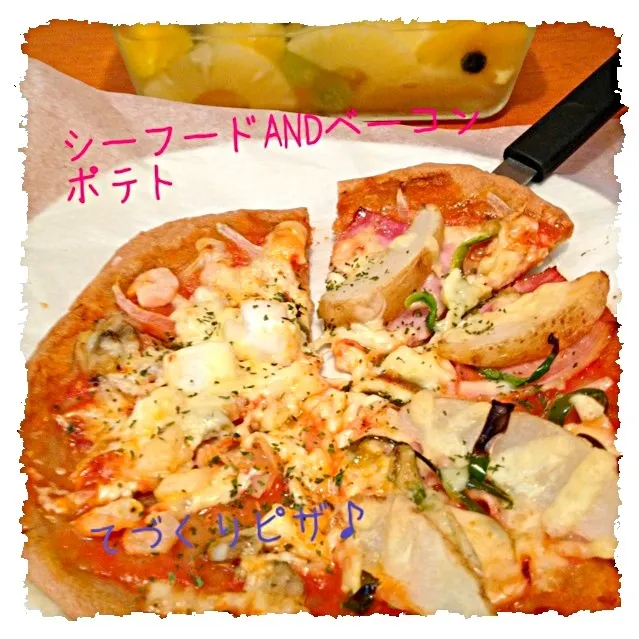 YUKAさんのこねない生地ピザ🍕シーフードANDベーコンポテトANDマルゲリータも焼きました♪|ハルさん