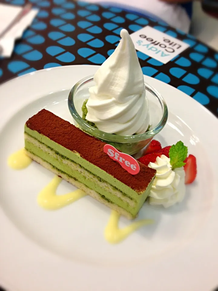 Matcha tiramisu and yogurt ice cream with strawberry|PhUnGさん