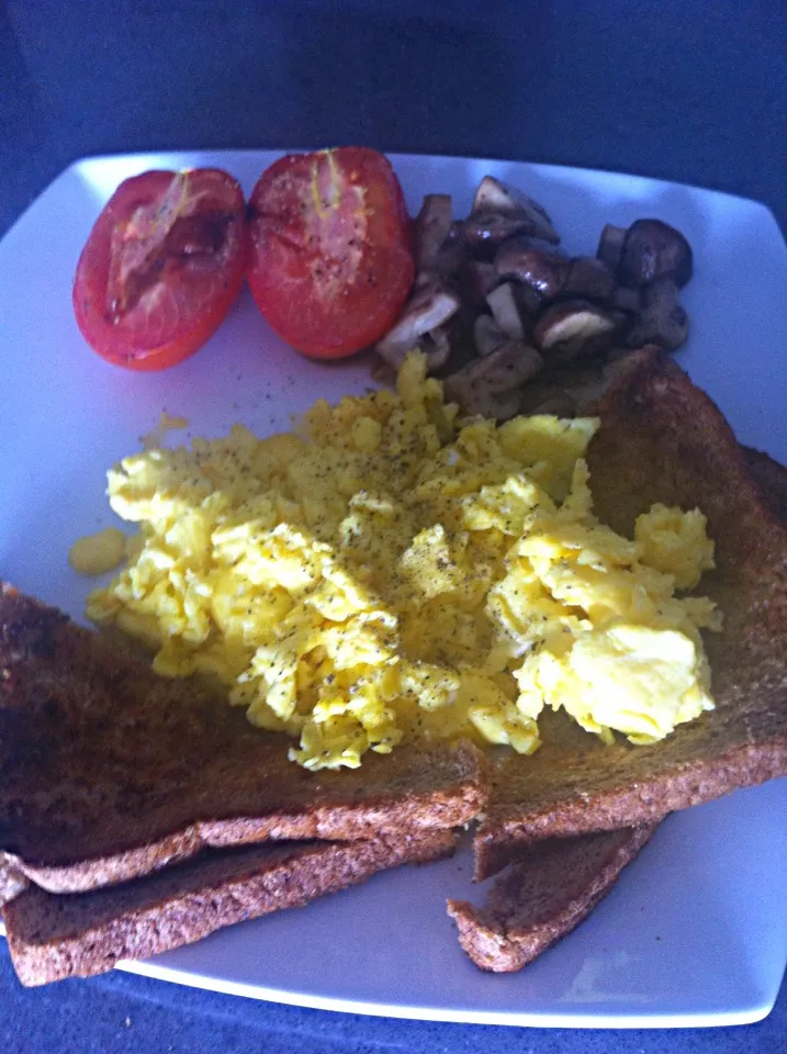 Veggie breakfast, scrambled eggs, tomatoes, wholemeal toast and mushrooms|🍓Jolejo🍓さん