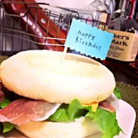 Snapdishの料理写真:生ハムとチーズの誕生日バーガー|けいさん