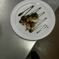 pate au choux with vanilla ice cream and chocolate sauce|Joseph Swainさん