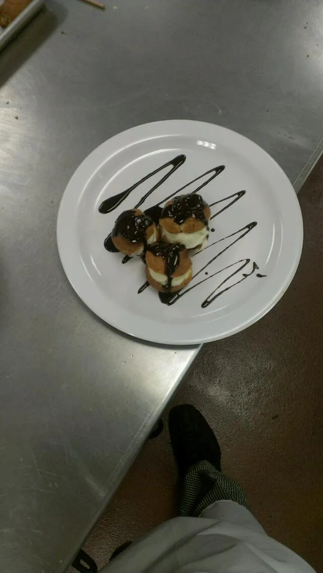 pate au choux with vanilla ice cream and chocolate sauce|Joseph Swainさん