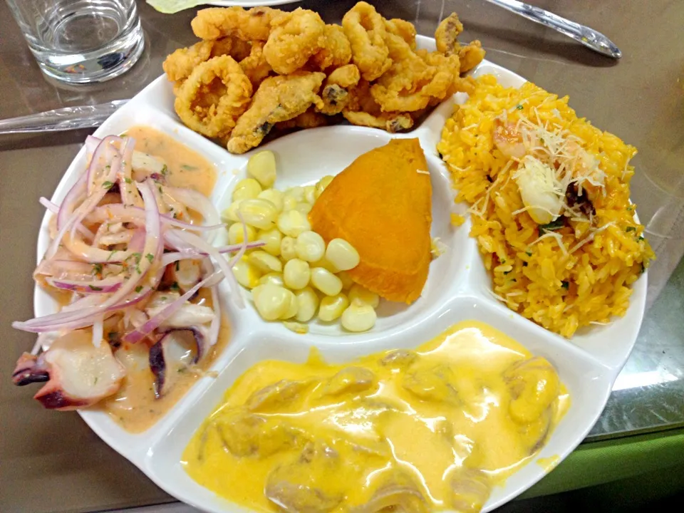 Cebiche de mixto, chicharrón mixto, arroz con mariscos y tiradero de pescado (en salsa de ají amarillo)|Justo Romeroさん