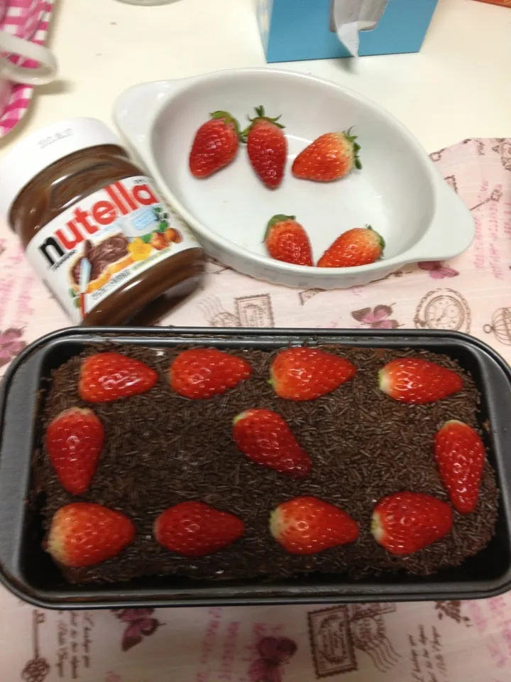 Bolo de Chocolate com recheio de Nutella e morangos!|keyteさん