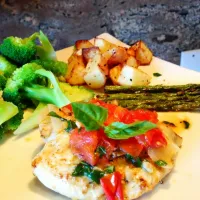 Chicken breast with a cherry tomatoes, garlic, basil and onion sauce. Sides of steamed broccoli, roasted asparagus and potatoes|krista parkerさん