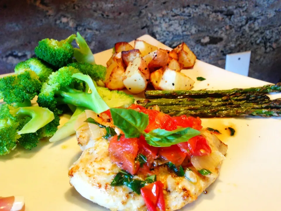 Chicken breast with a cherry tomatoes, garlic, basil and onion sauce. Sides of steamed broccoli, roasted asparagus and potatoes|krista parkerさん