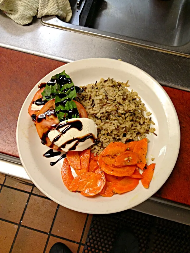 Chicken caprese drizzled in balsamic reduction served with wild rice and run carrots|Theran Conradさん