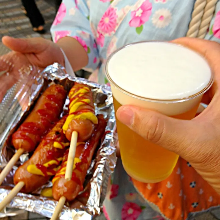 昨日、八王子祭りに行った時に食べた、炭火で焼いたフランクフルトと冷え冷えの生ビールです（≧∇≦）|りょうさん