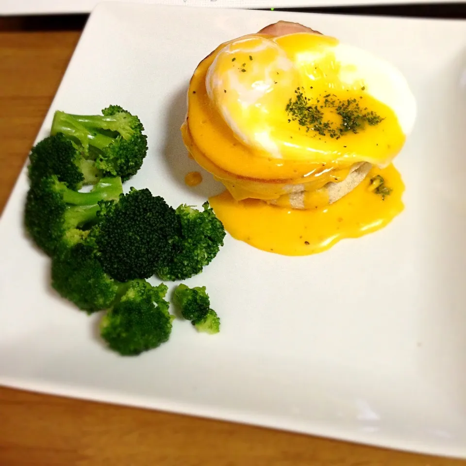 Snapdishの料理写真:Eggs benedict|killballさん