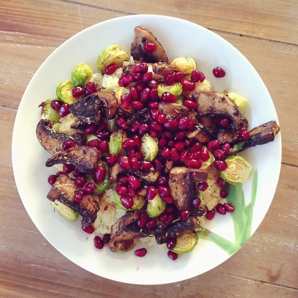 Quinoa, roasted sprouts, portobello mushrooms and pomegranate seeds|Rianneさん