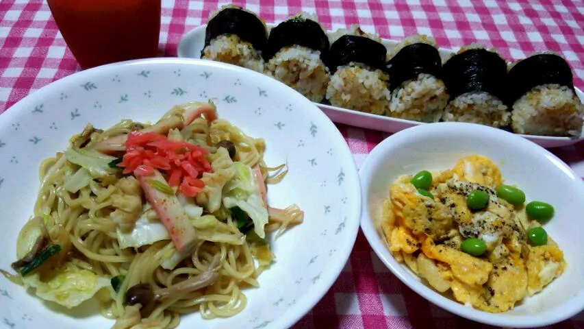 焼きそば(ロールいか･きゃべつ･もやし･しめじ･蒲鉾･青ねぎ･天かす･紅生姜)、炒り卵と油揚げの塩だれかけ(枝豆)、俵むすび(天かす･鰹節･海苔)|まあるさん