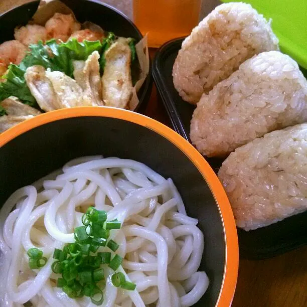 愛情弁当。ぶっかけ天ぷらうどんと鶏ごぼうご飯のおにぎり！|みほさん