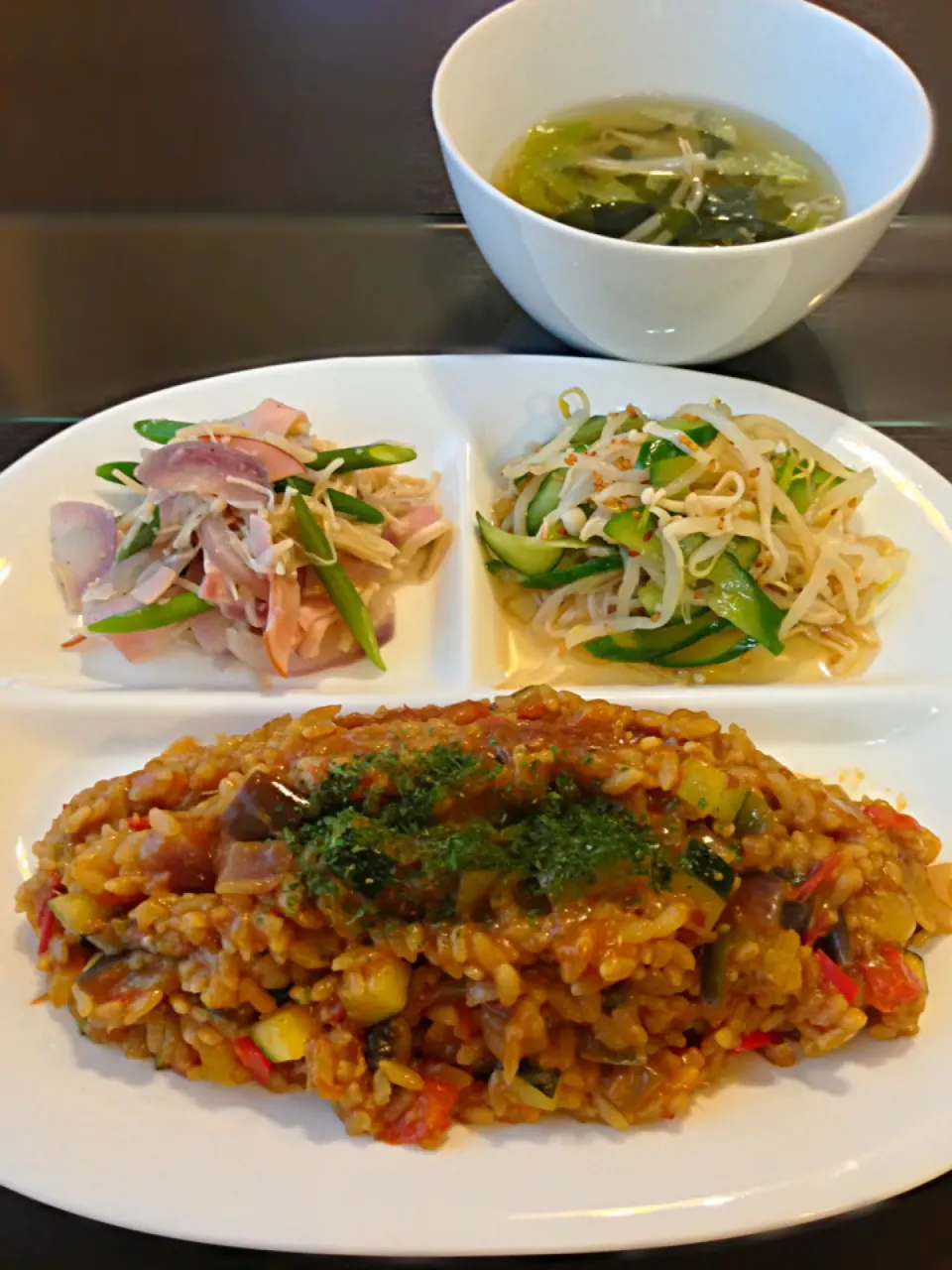 たっぷり夏野菜のドライカレー 、紫玉ねぎとニンニクの芽の塩麹炒め 、もやしとキュウリの甘酢和え   、レタスとワカメのコンソメスープ|よっちぃさん