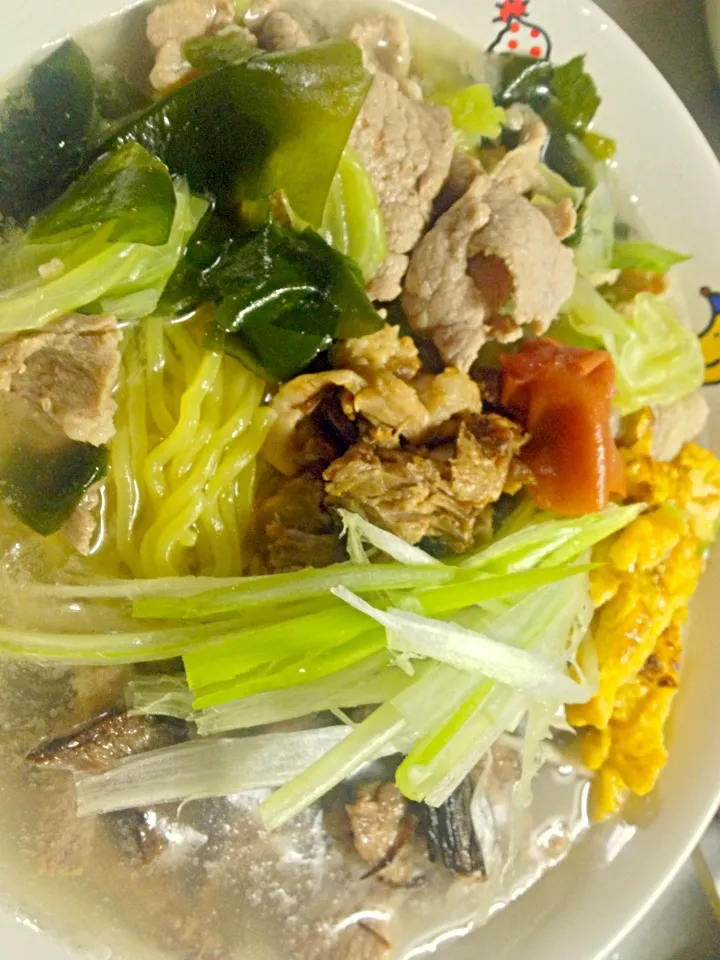 梅のせの冷たい塩ラーメン 豚肉・チャーシュー・キャベツ・わかめ入り|shenhuaさん