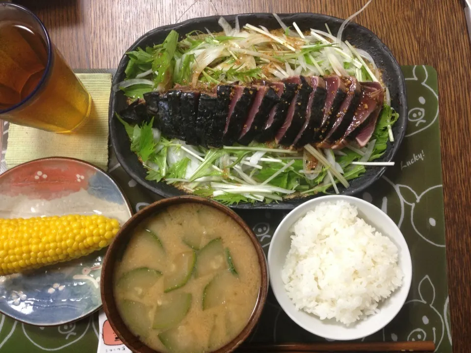 鰹のたたきニンニク醤油かけ、ズッキーニの味噌汁、トウモロコシ|yuyangさん