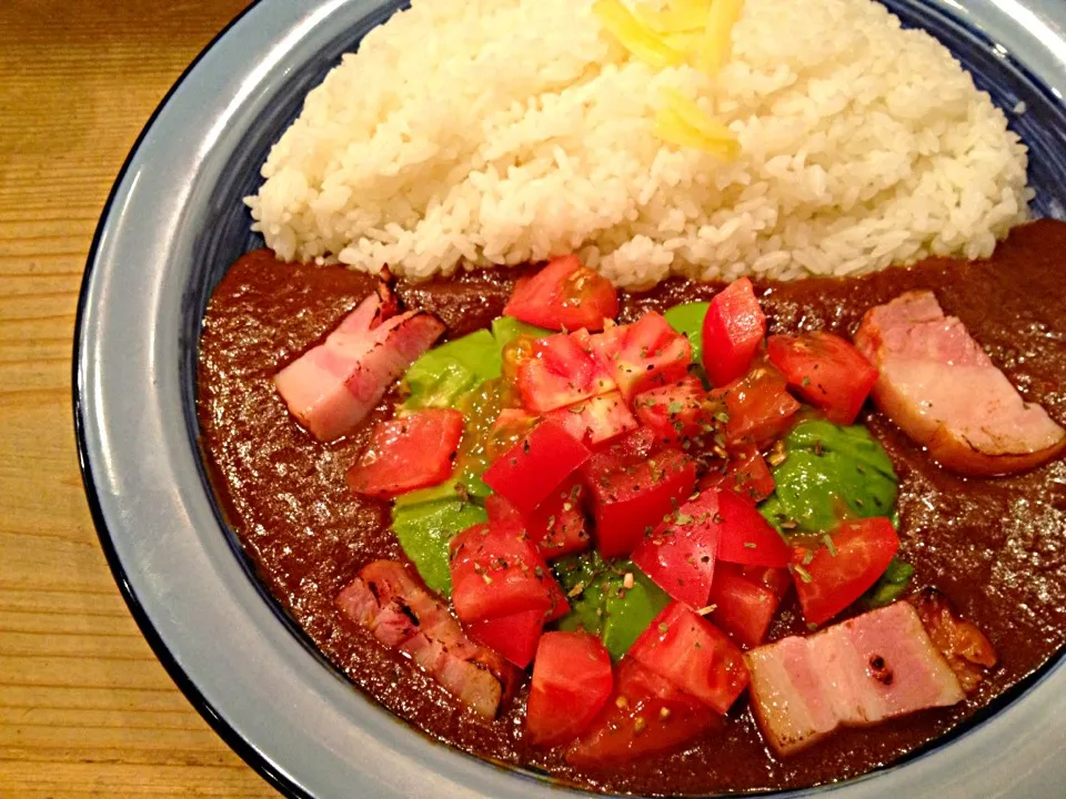 もうやんカレー池袋店、アボカドベーコントマトカレー。|スパイシー丸山さん