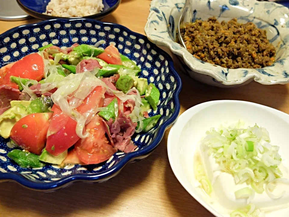 夕餉。アボカドとオクラとトマトとパストラミのサラダ、ドライカレー、塩やっこ|Ozzyさん