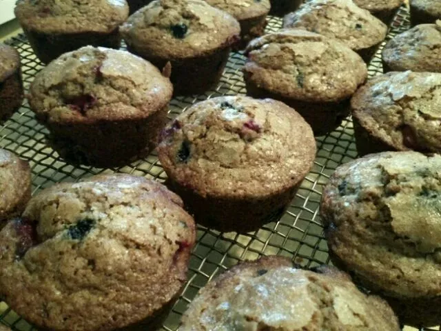 Strawberry-blueberry muffins|Dan Zarinさん