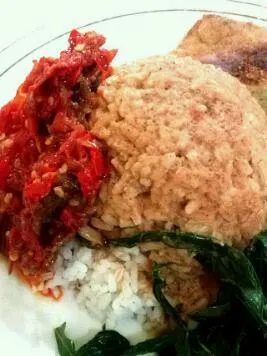 Nasi Padang; dendeng batokok, dadar telur, sambal.|indra khさん