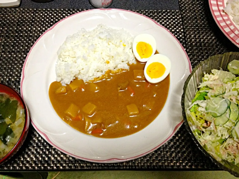 #夕飯 ツナサラダ、わかめネギ味噌汁、カレーライス。やったーー玉子がのってるーー|ms903さん