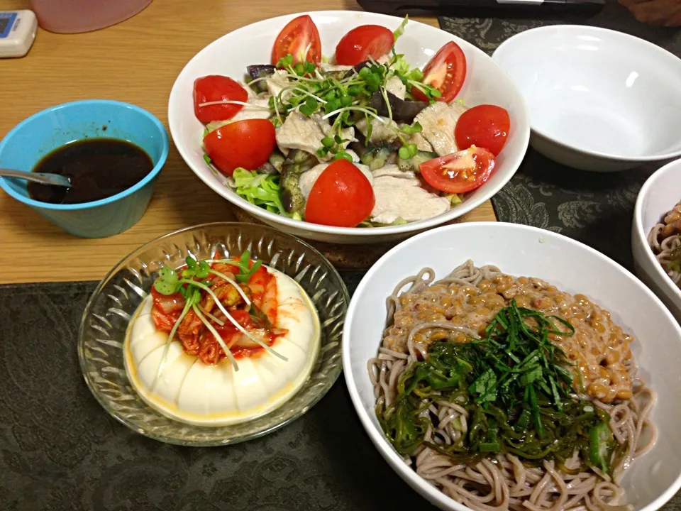 Snapdishの料理写真:鶏胸肉と茄子の冷しゃぶサラダ、キムチ冷奴、ネバネバぶっかけ蕎麦。|Angie44さん