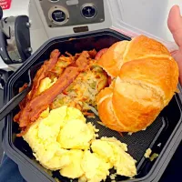 Snapdishの料理写真:Scrambled eggs, bacon, hash browns, & OJ|david hughesさん