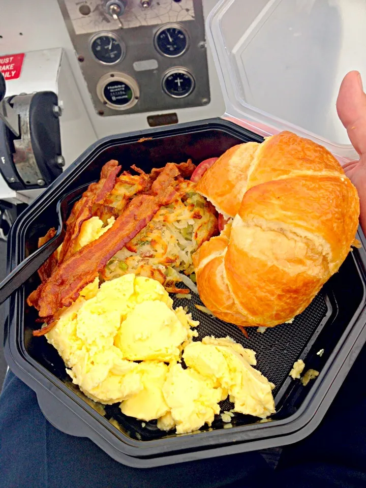 Scrambled eggs, bacon, hash browns, & OJ|david hughesさん