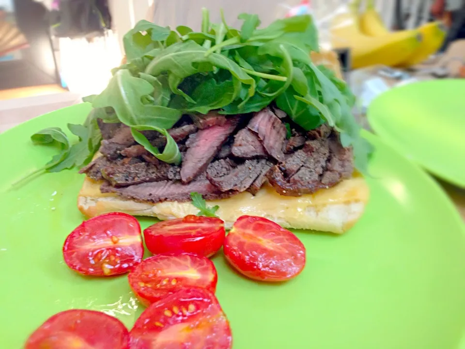 Steak n cheese sandwich w/ oven roasted cherry tomatoes|Kimmy Voさん