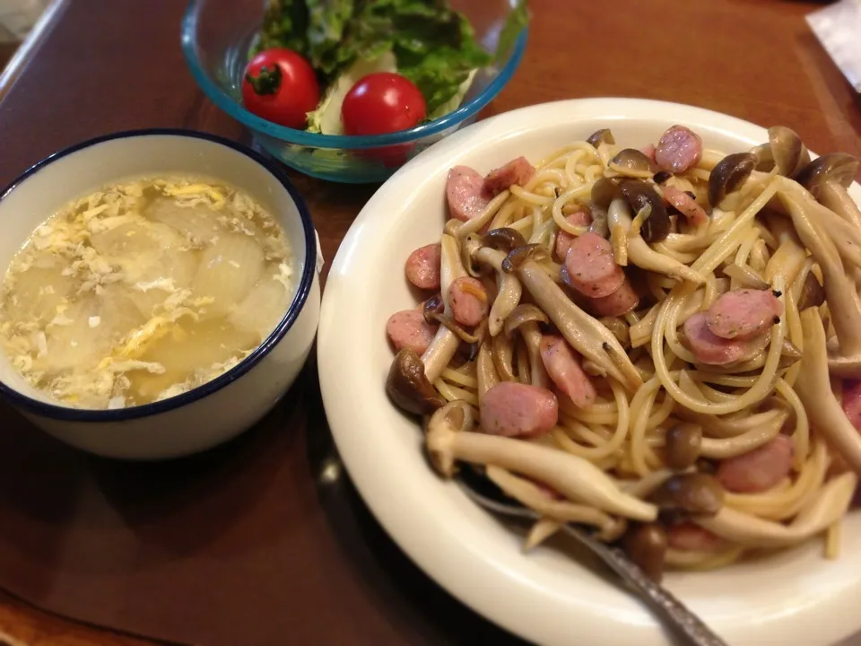 しめじとソーセージの醤油パスタ×玉ねぎと卵のスープ×サラダ|エミリス★さん