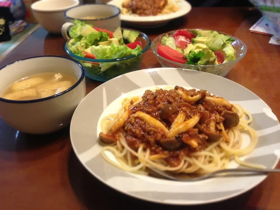 しめじのミートソースパスタと 何故か味噌汁|エミリス★さん