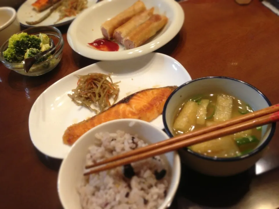 鮭×きんぴら×油揚げの味噌汁×魚肉ソーセージの春巻き揚げ×ブロッコリーのマスタードサラダ|エミリス★さん