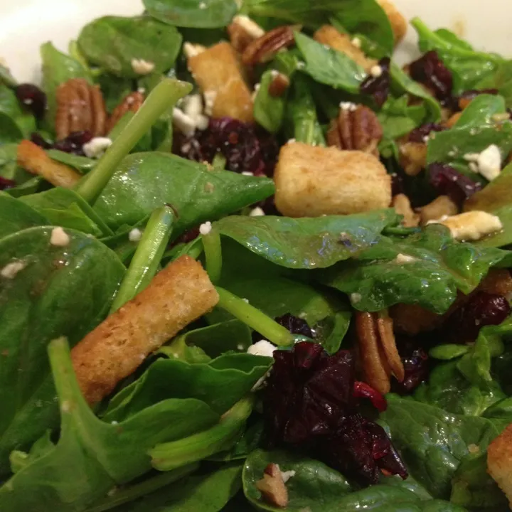 Salad: Organic Baby Spinach, Croutons, Feta, Craisins, Pecans, and Balsamic Vinaigrette|Curt Chillさん