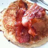 Snapdishの料理写真:pancakes with maple syrup and streaky bacon|hollyさん