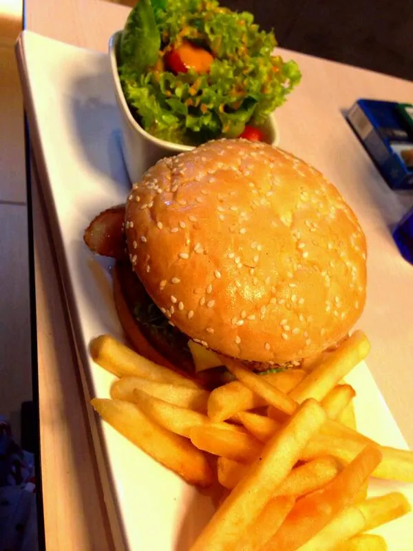 a heavy yet satisfying meal
pork burger with salad and fat fries|joey limさん