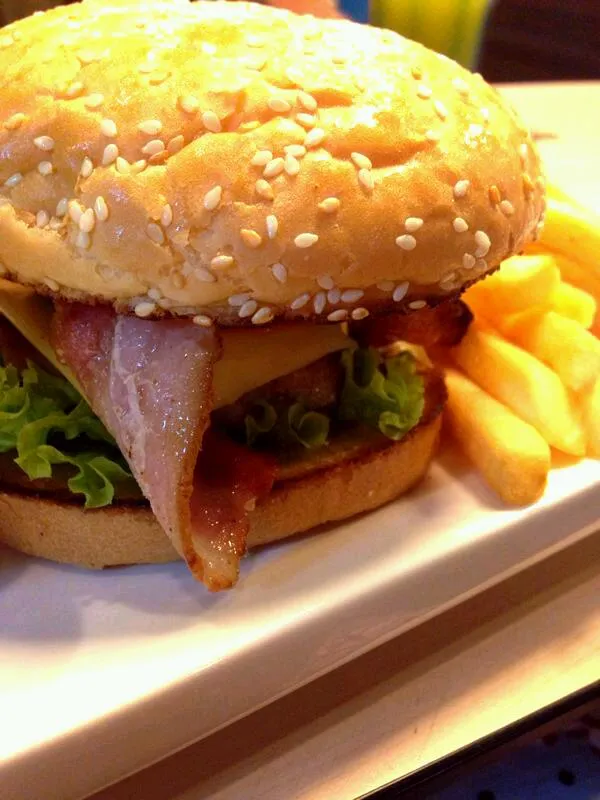 juicy pork patty grill to perfection plus lettuce and bacon|joey limさん