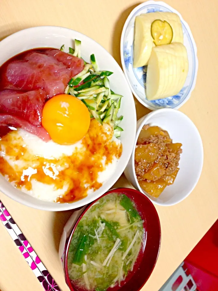 まぐろのばくだん丼•大根とひき肉の煮物•大根のすだち漬け•水菜とえのきのみそ汁|あちさん