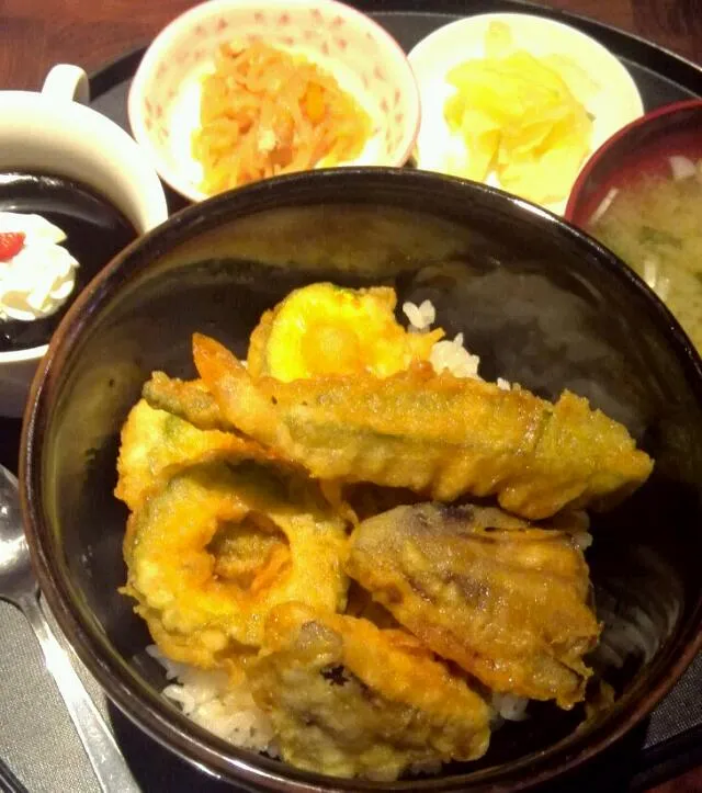 Snapdishの料理写真:ランチは、夏野菜天丼(コーヒーゼリー付)。|Takashi H.さん