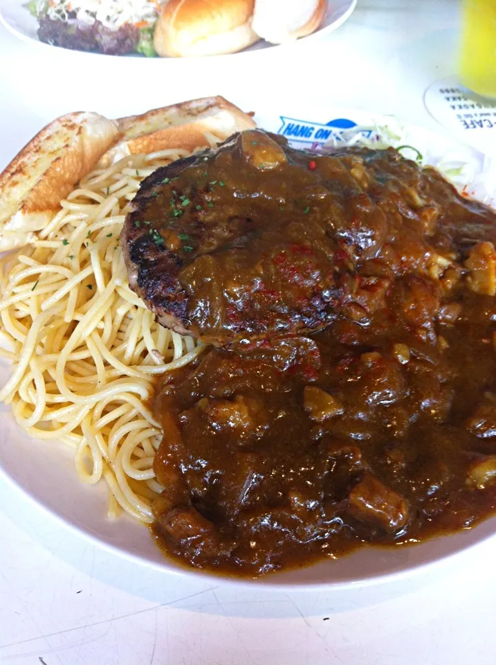 Snapdishの料理写真:牛すじカレースパゲティ ハンバーグトッピング|sat miyataさん