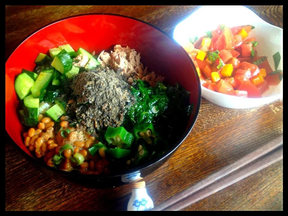 グリーンネバトロ丼とトマトのバジルバルサミコサラダ|トキロックさん