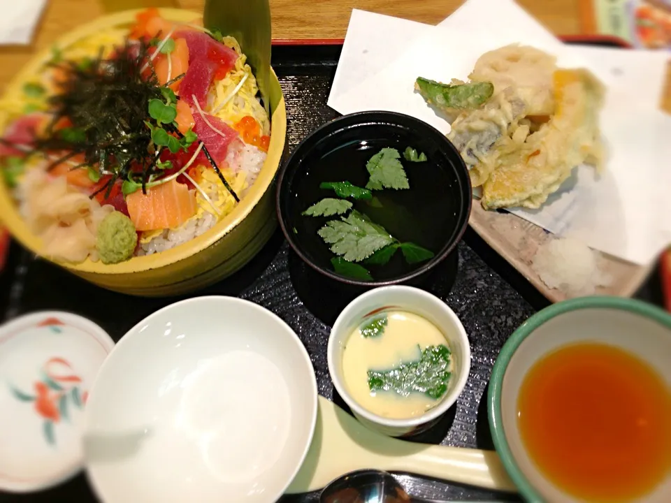 Snapdishの料理写真:Chirashi sushi|sharmellさん