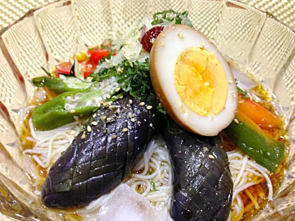 Snapdishの料理写真:夏野菜の揚げ浸しのせ素麺〜😋|みほままこさん