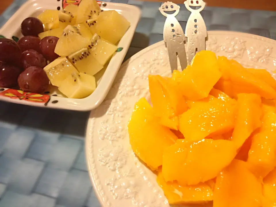 Kiwi, mango and grapes|Junya Tanakaさん