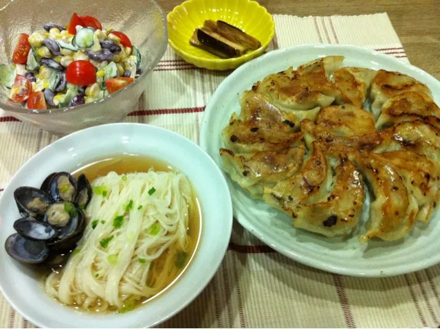 しじみ素麺・宝永の冷凍餃子・キドニービーンズとうもろこしキュウリのヨーグルトマヨサラダ・茄子の浅漬け|まーままさん