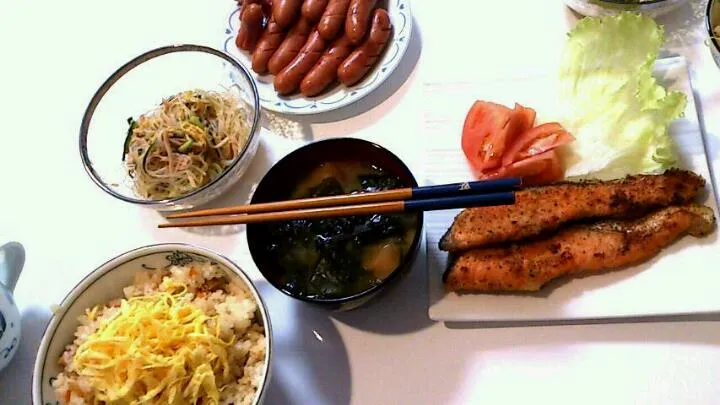 サーモンのチーズパン粉焼き、混ぜこみ稲荷、春雨サラダ、味噌汁、ソーセージ|みゆさん