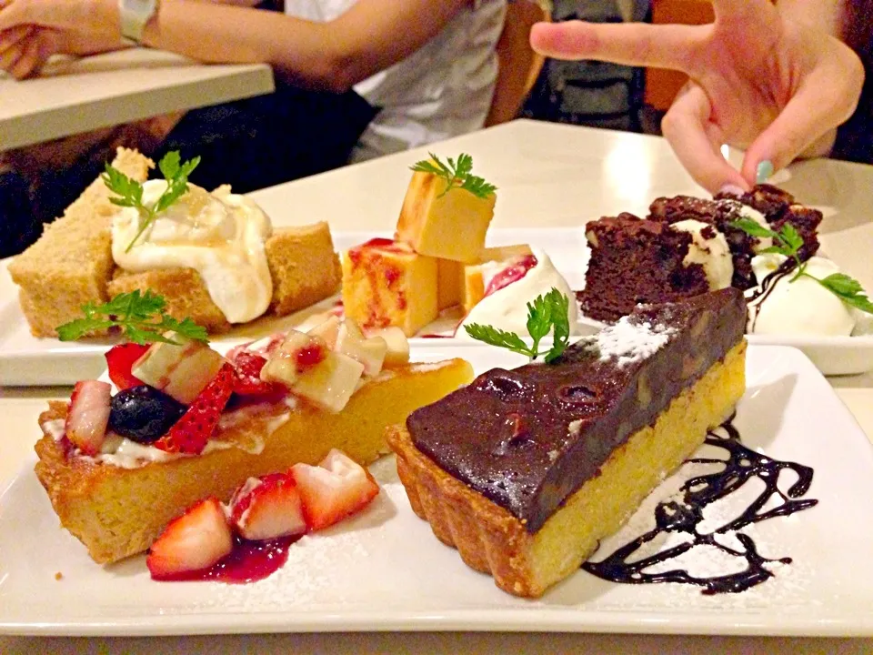 Snapdishの料理写真:ケーキ盛り合わせ♥|amiさん