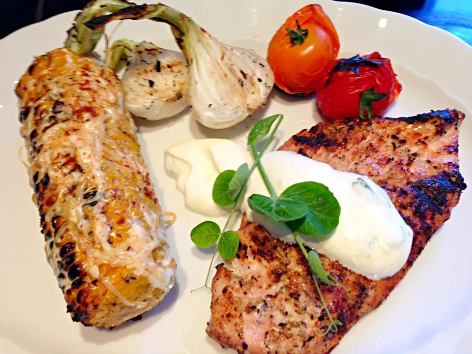 Snapdishの料理写真:Grilled Dry Rub Chicken with Mexican Style Corn On the Cob and Grilled Tomato and Onion|Patrikさん