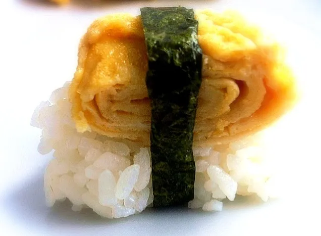 Japanese Cuisine/ Tamago nigiri sushi/ 卵焼き|Laetitia Kuoさん