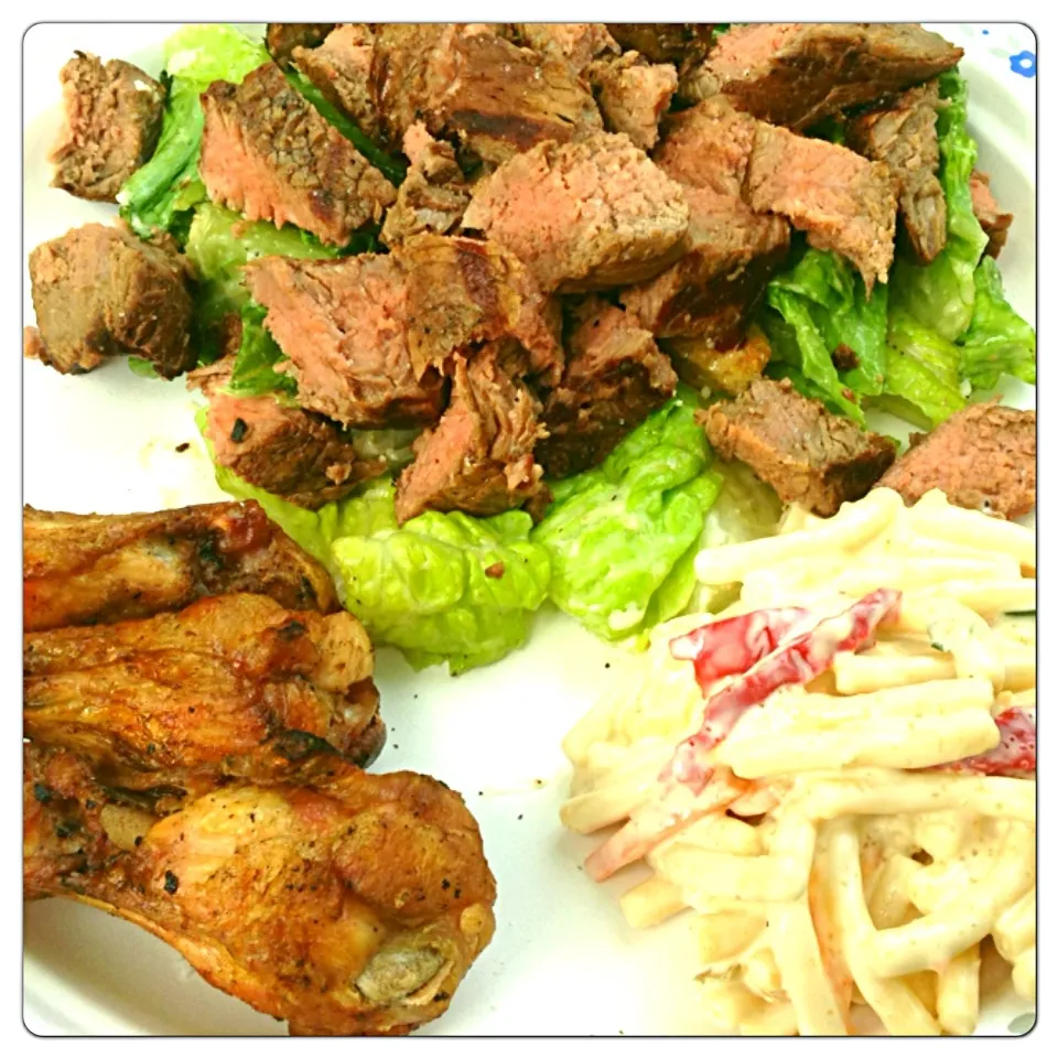 Steak salad, BBQ wings, macaroni salad. Camping lunch|supersarahmさん