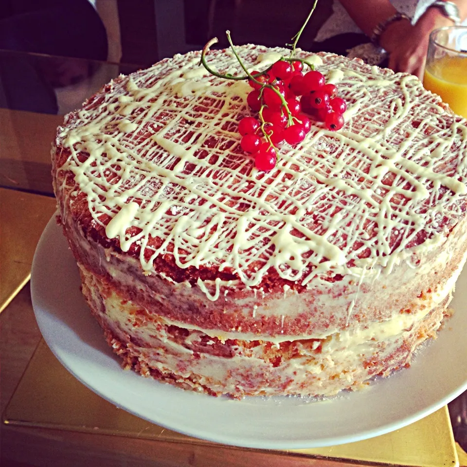 Ultimate Lemon Drizzle cake topped with white chocolate and Redcurrants|Tracey Jamesさん