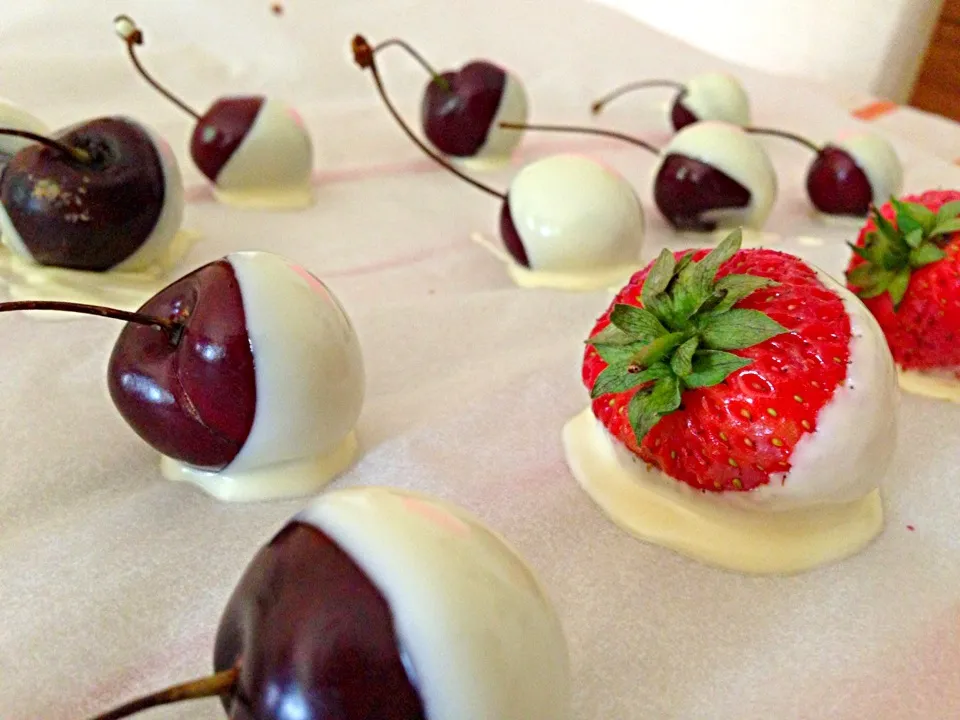 White chocolate dipped cherries and strawberries|Tracey Jamesさん